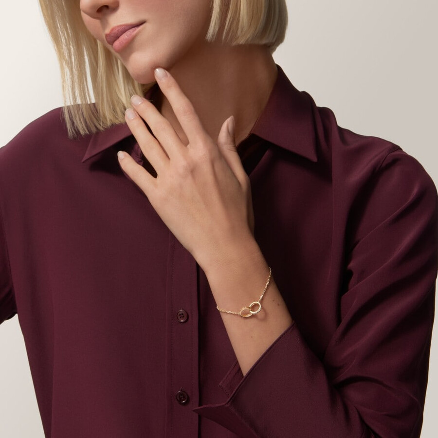 love-armband an einer kette halb mit strasssteinen besetzt