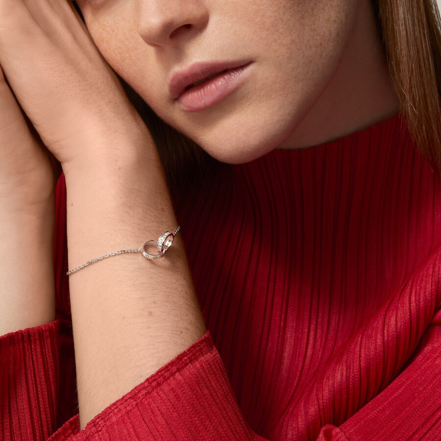 love-armband an einer kette halb mit strasssteinen besetzt