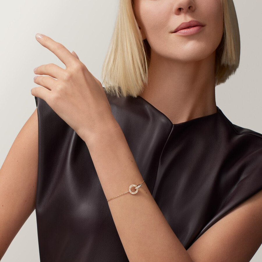 love-armband an einer kette mit strasssteinen besetzt