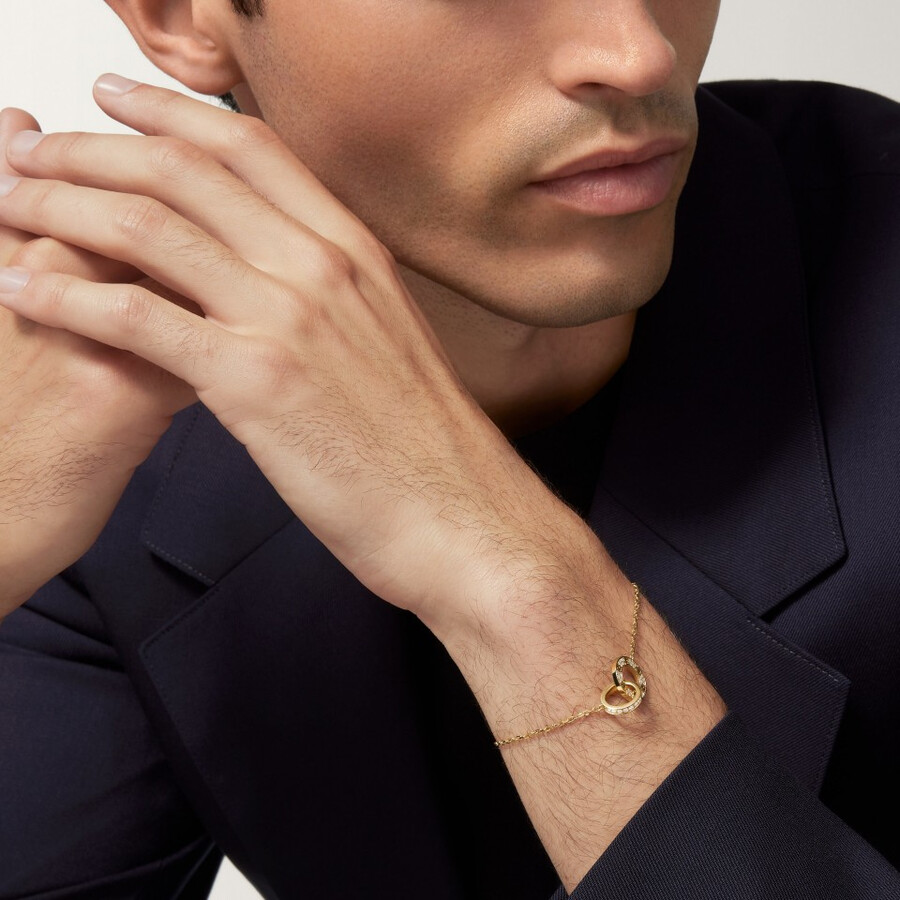 love-armband an einer kette mit strasssteinen besetzt