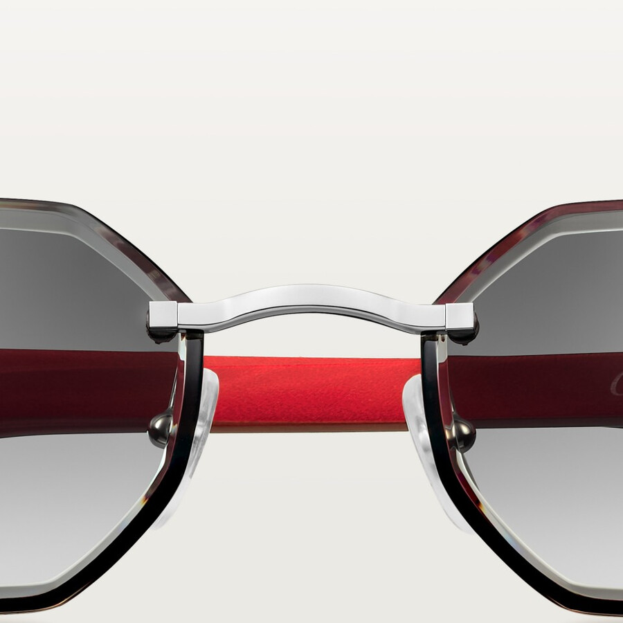 cartier-sonnenbrille mit länglichem c-förmigem design.
